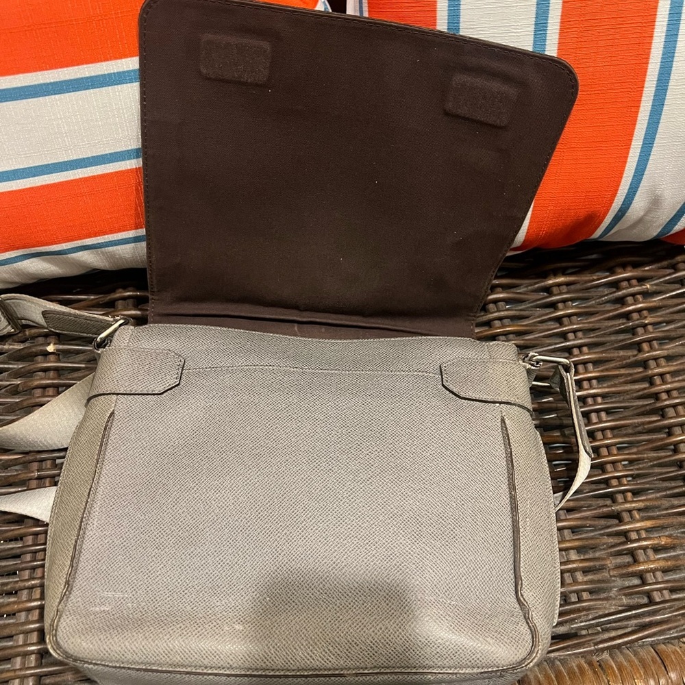 Louis Vuitton Taiga Milo Glacier Messenger Bag - Picture 9 of 16